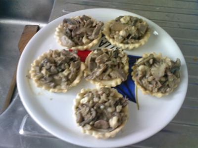 Tartellette con creste e bargigli di gallo ai funghi.jpg